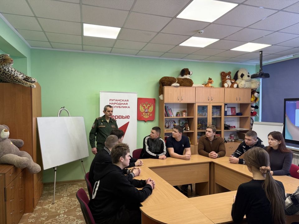 Будущее в погонах: военком Новоайдара рассказал школьникам о престиже военного образования Будущее в погонах: военком Новоайдара рассказал школьникам о престиже военного образования