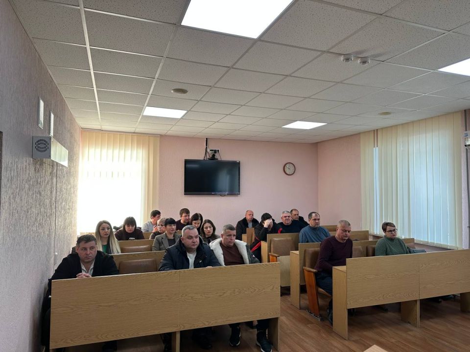 Сегодня Глава городского округа город Ровеньки Андрей Рубанцов провел расширенное аппаратное совещание