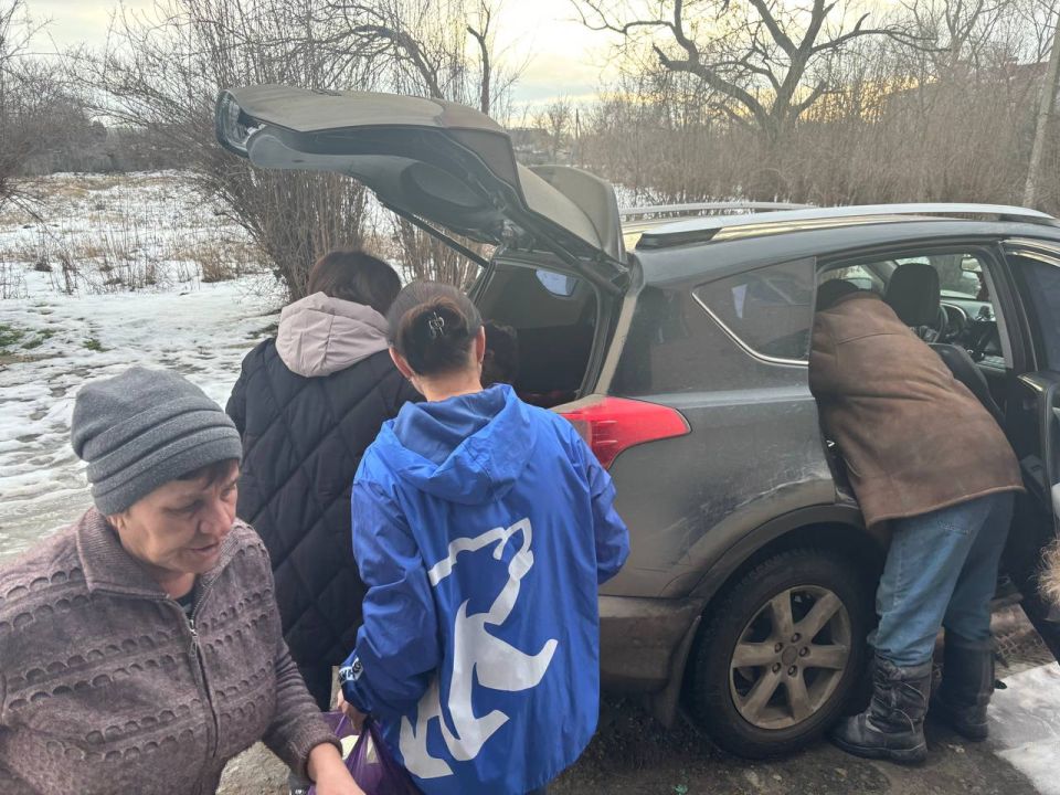 Единороссы Славяносербщины передали помощь в госпиталь Единороссы Славяносербщины передали помощь в госпиталь