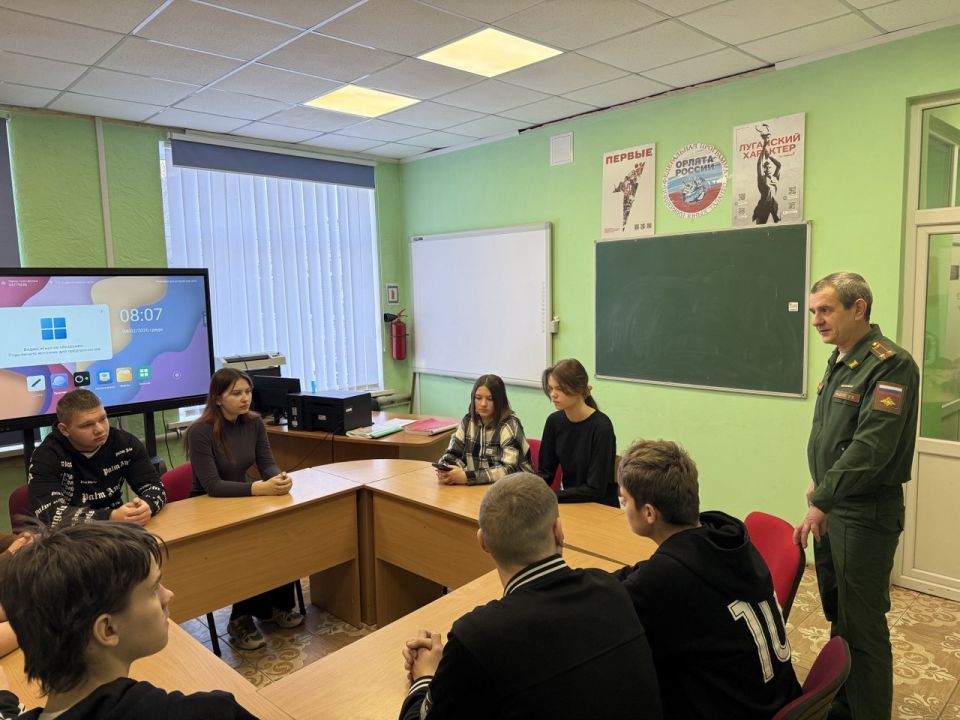 Будущее в погонах: военком Новоайдара рассказал школьникам о престиже военного образования Будущее в погонах: военком Новоайдара рассказал школьникам о престиже военного образования