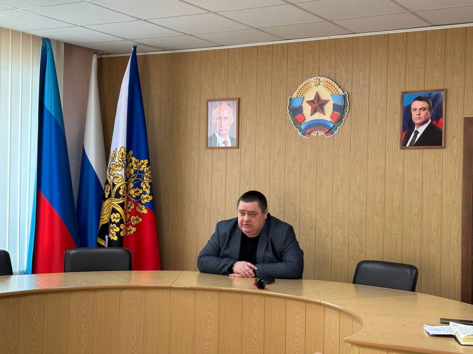 Сегодня Глава городского округа город Ровеньки Андрей Рубанцов провел расширенное аппаратное совещание Сегодня Глава городского округа город Ровеньки Андрей Рубанцов провел расширенное аппаратное совещание