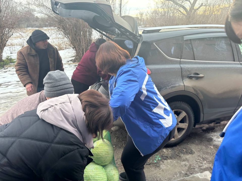 Единороссы Славяносербщины передали помощь в госпиталь Единороссы Славяносербщины передали помощь в госпиталь