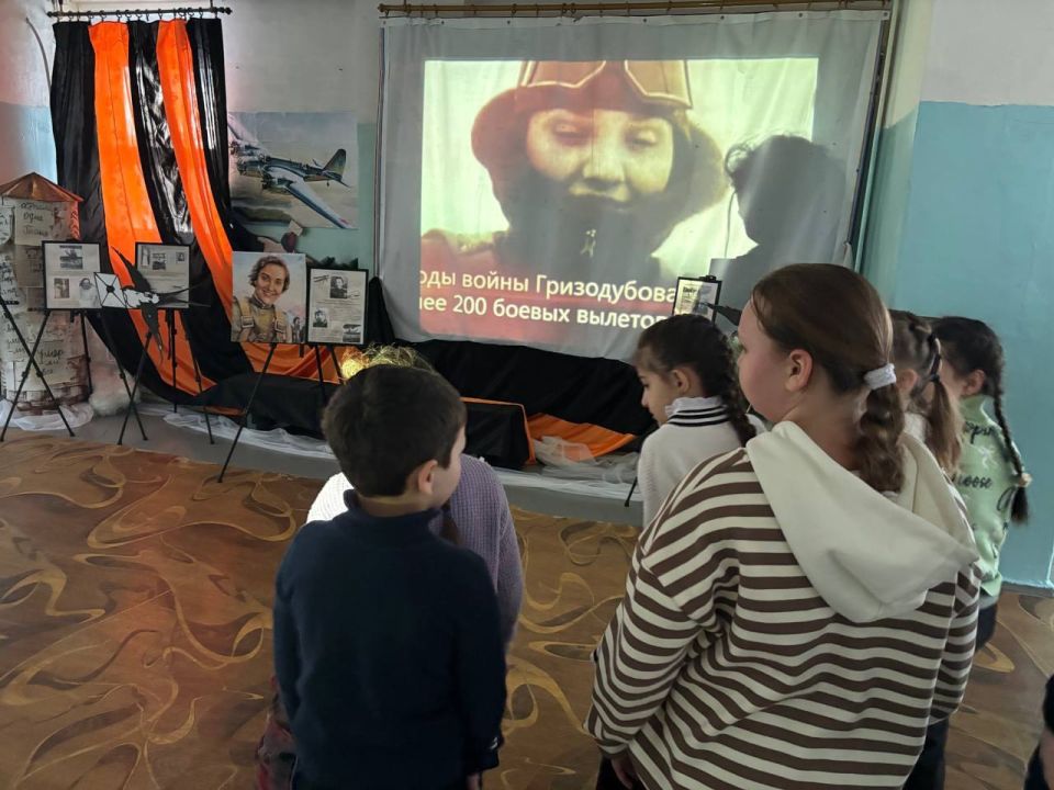 В Ровеньковской школе №3 открылась выставка, посвященная выдающейся советской летчице Валентине Степановне Гризодубовой