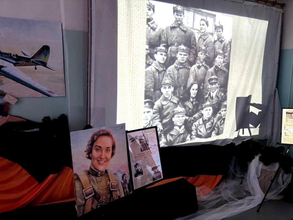 В Ровеньковской школе №3 открылась выставка, посвященная выдающейся советской летчице Валентине Степановне Гризодубовой В Ровеньковской школе №3 открылась выставка, посвященная выдающейся советской летчице Валентине Степановне Гризодубовой