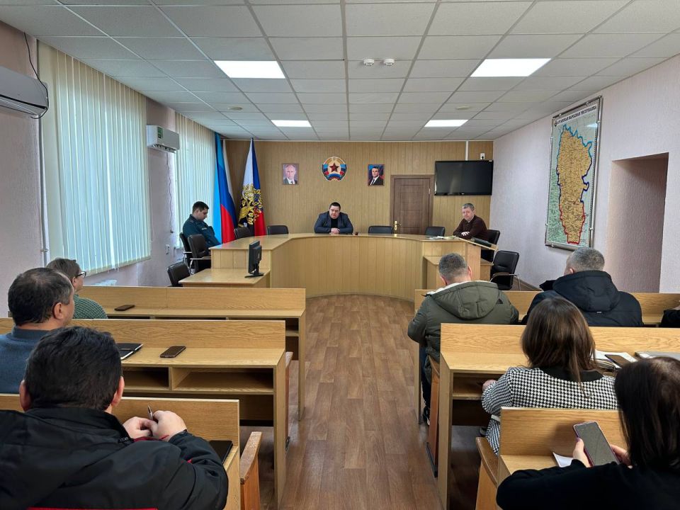 Сегодня Глава городского округа город Ровеньки Андрей Рубанцов провел расширенное аппаратное совещание Сегодня Глава городского округа город Ровеньки Андрей Рубанцов провел расширенное аппаратное совещание