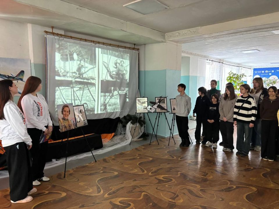 В Ровеньковской школе №3 открылась выставка, посвященная выдающейся советской летчице Валентине Степановне Гризодубовой В Ровеньковской школе №3 открылась выставка, посвященная выдающейся советской летчице Валентине Степановне Гризодубовой