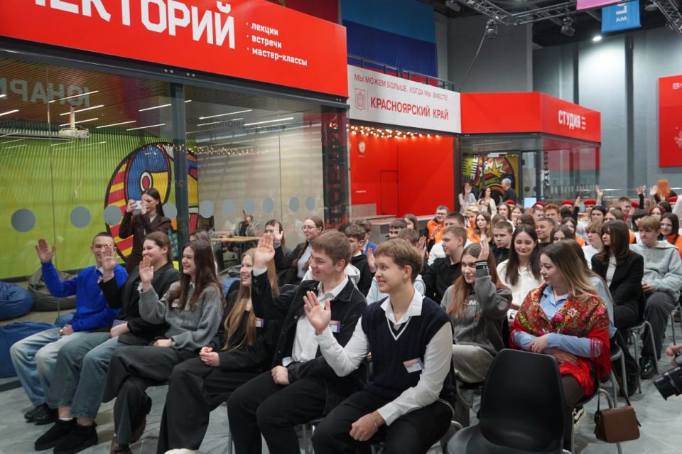 Молодёжный центр стал площадкой для встречи с Министром молодёжной политики ЛНР Михаилом Голубовичем Молодёжный центр стал площадкой для встречи с Министром молодёжной политики ЛНР Михаилом Голубовичем