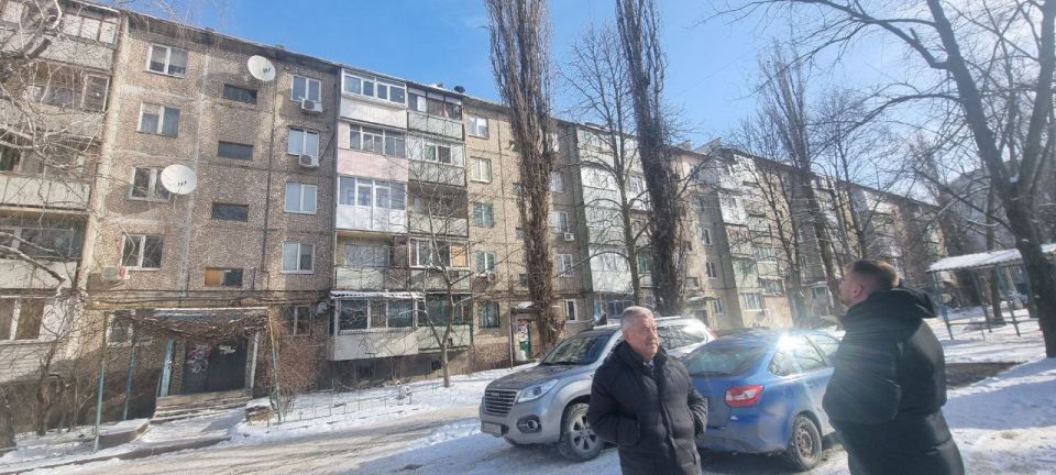 Виктор Водолацкий: Сегодня вместе с Председателем Народного Совета ЛНР, Секретарем ЛРО ВПП «Единая Россия» Мирошниченко Д.Н. проверил ход ремонтных работ кровли дома на кв. Левченко в городе Луганске и пообщался с жильцами Виктор Водолацкий: Сегодня вместе с Председателем Народного Совета ЛНР, Секретарем ЛРО ВПП «Единая Россия» Мирошниченко Д.Н. проверил ход ремонтных работ кровли дома на кв. Левченко в городе Луганске и пообщался с жильцами