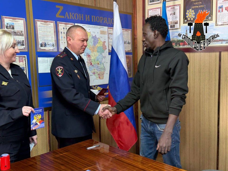 Согласно сообщению МВД по ЛНР, двое уроженцев Гамбии стали гражданами РФ Согласно сообщению МВД по ЛНР, двое уроженцев Гамбии стали гражданами РФ