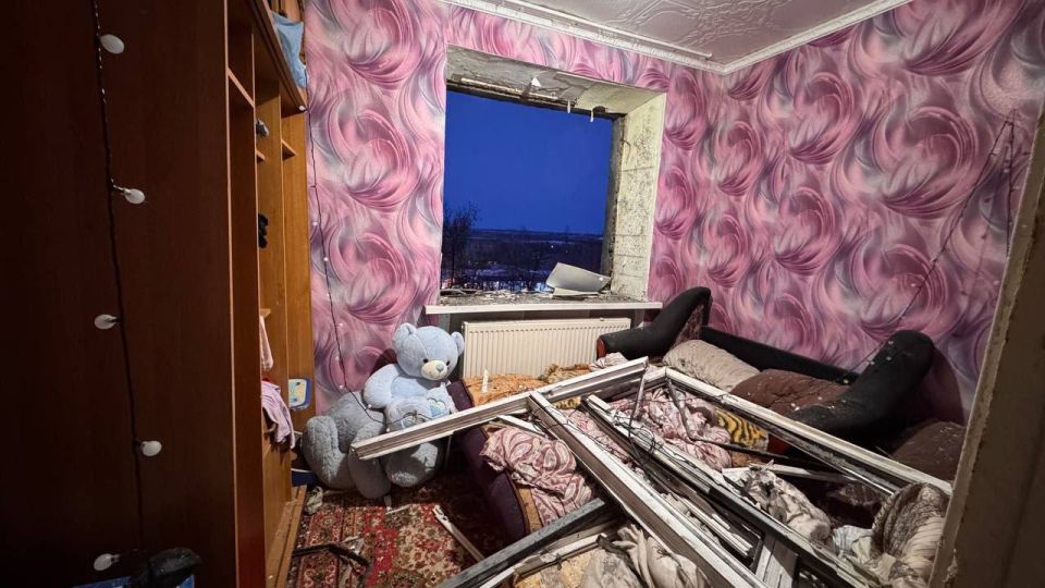 Ранним утром украинские БПЛА атаковали многоквартирный дом в Ровеньках в ЛНР Ранним утром украинские БПЛА атаковали многоквартирный дом в Ровеньках в ЛНР