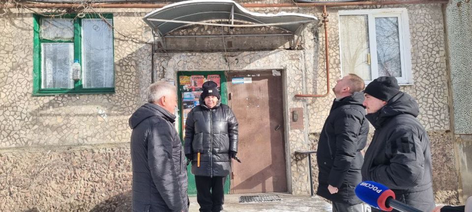 Виктор Водолацкий: Сегодня вместе с Председателем Народного Совета ЛНР, Секретарем ЛРО ВПП «Единая Россия» Мирошниченко Д.Н. проверил ход ремонтных работ кровли дома на кв. Левченко в городе Луганске и пообщался с жильцами