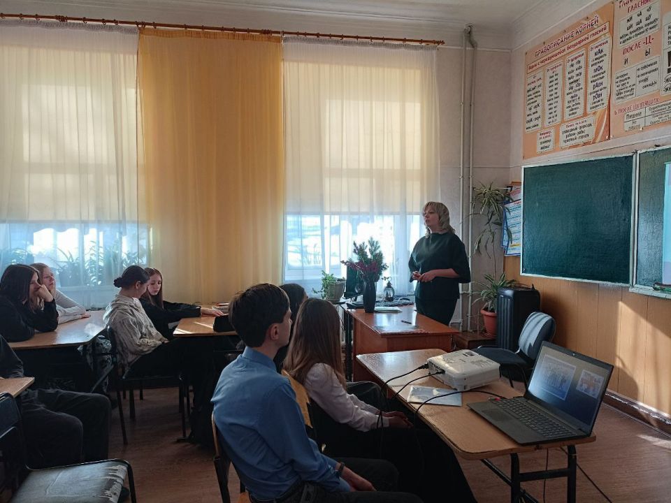 Врач Ровеньковской ЦГМБ поделился опытом со школьниками в рамках профориентационного проекта