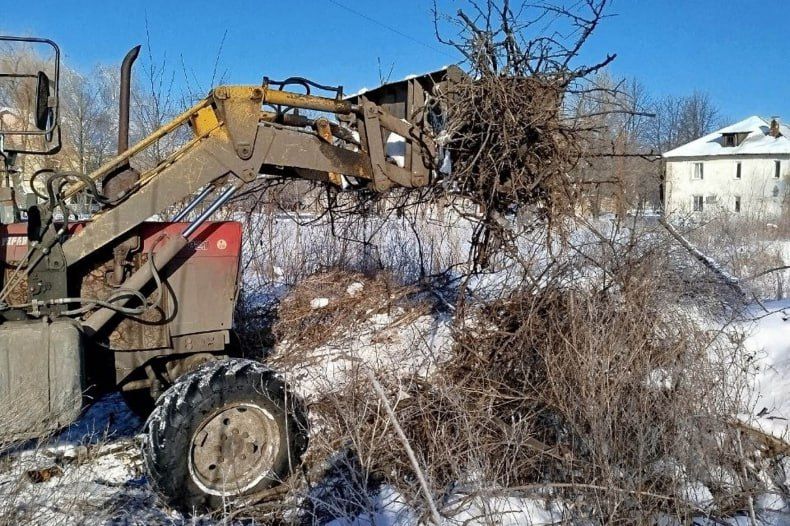 Работники МУП «Жилфонд города Червонопартизанска» продолжают уборку веток Работники МУП «Жилфонд города Червонопартизанска» продолжают уборку веток