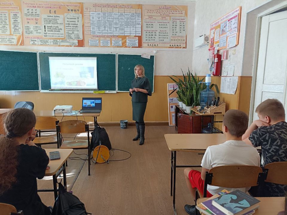 Врач Ровеньковской ЦГМБ поделился опытом со школьниками в рамках профориентационного проекта Врач Ровеньковской ЦГМБ поделился опытом со школьниками в рамках профориентационного проекта