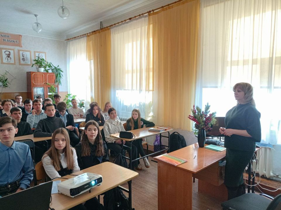 Врач Ровеньковской ЦГМБ поделился опытом со школьниками в рамках профориентационного проекта Врач Ровеньковской ЦГМБ поделился опытом со школьниками в рамках профориентационного проекта