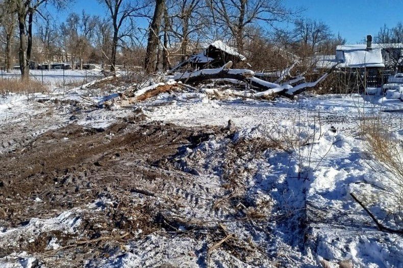 Работники МУП «Жилфонд города Червонопартизанска» продолжают уборку веток Работники МУП «Жилфонд города Червонопартизанска» продолжают уборку веток
