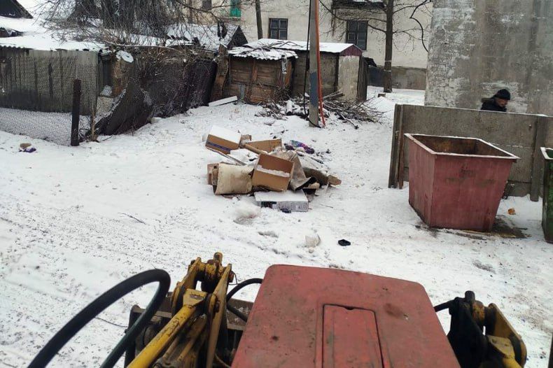 Работники МУП «Жилфонд города Червонопартизанска» продолжают уборку веток Работники МУП «Жилфонд города Червонопартизанска» продолжают уборку веток