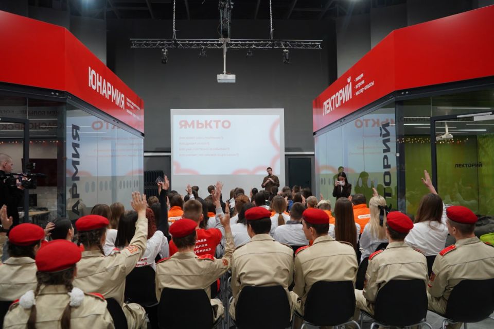 Молодёжный центр стал площадкой для встречи с Министром молодёжной политики ЛНР Михаилом Голубовичем Молодёжный центр стал площадкой для встречи с Министром молодёжной политики ЛНР Михаилом Голубовичем