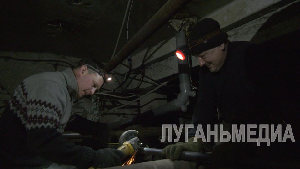 Специалисты Антрацитовского филиала Единой управляющей компании меняют трубы холодного водоснабжения в МКД города Специалисты Антрацитовского филиала Единой управляющей компании меняют трубы холодного водоснабжения в МКД города