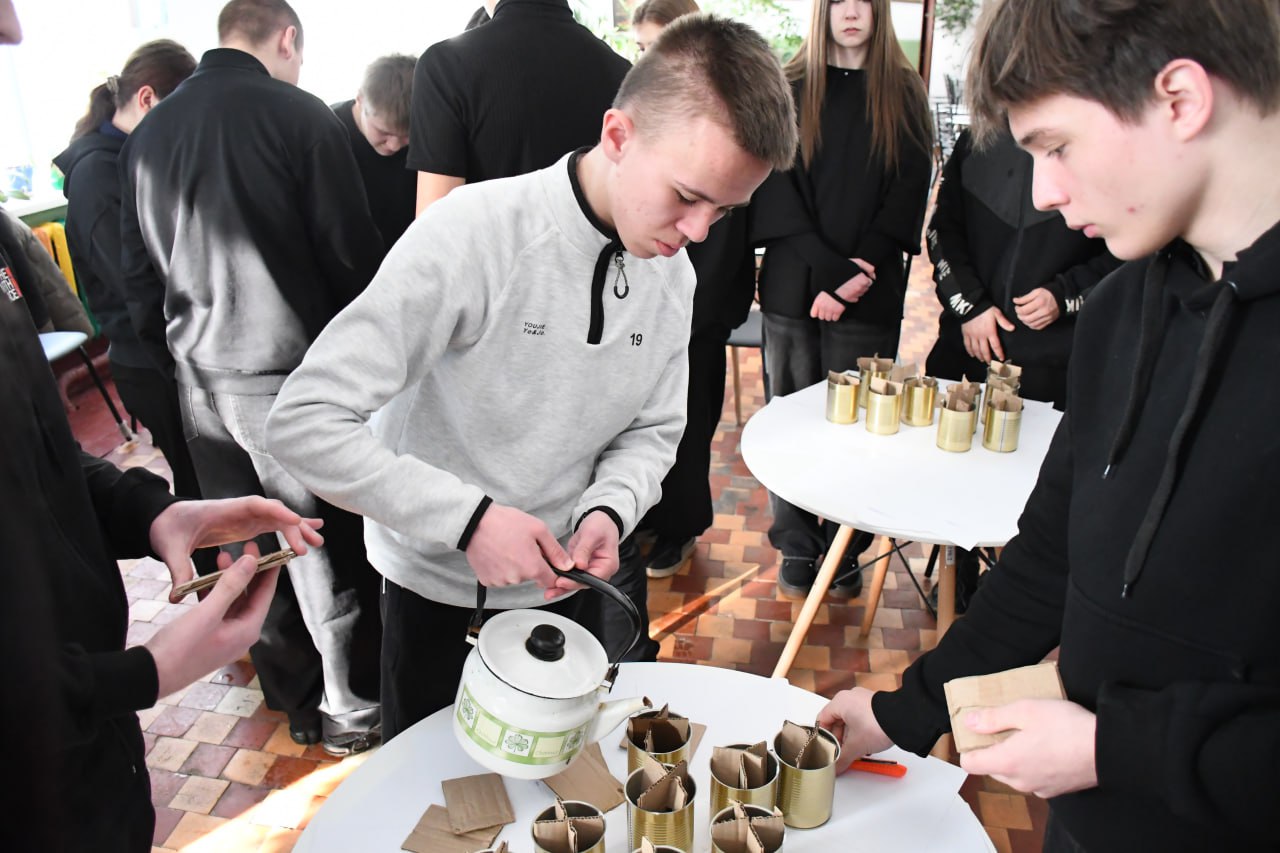 «Za Победу»: Первомайские единороссы и школьники продолжают изготавливать помощь для фронта «Za Победу»: Первомайские единороссы и школьники продолжают изготавливать помощь для фронта