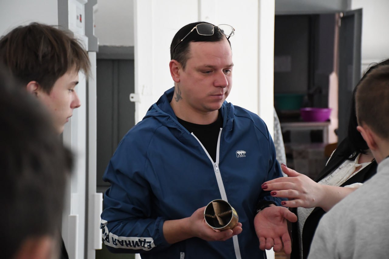 «Za Победу»: Первомайские единороссы и школьники продолжают изготавливать помощь для фронта «Za Победу»: Первомайские единороссы и школьники продолжают изготавливать помощь для фронта