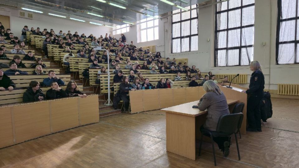 От статистики к судьбам: автоинспекторы Алчевска показали студентам обратную сторону ДТП От статистики к судьбам: автоинспекторы Алчевска показали студентам обратную сторону ДТП