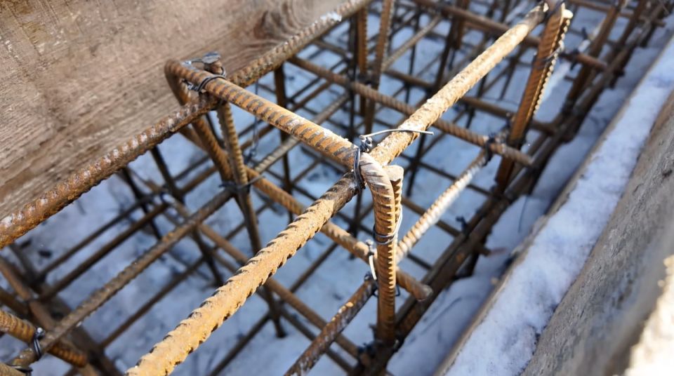 На втором этаже Краснодонского ЗАГСа (административные помещения) завершили работы по заливке пола, заменили все окна, сейчас идёт укладка кирпича под подоконники, работают электромонтажники, слаботочники На втором этаже Краснодонского ЗАГСа (административные помещения) завершили работы по заливке пола, заменили все окна, сейчас идёт укладка кирпича под подоконники, работают электромонтажники, слаботочники