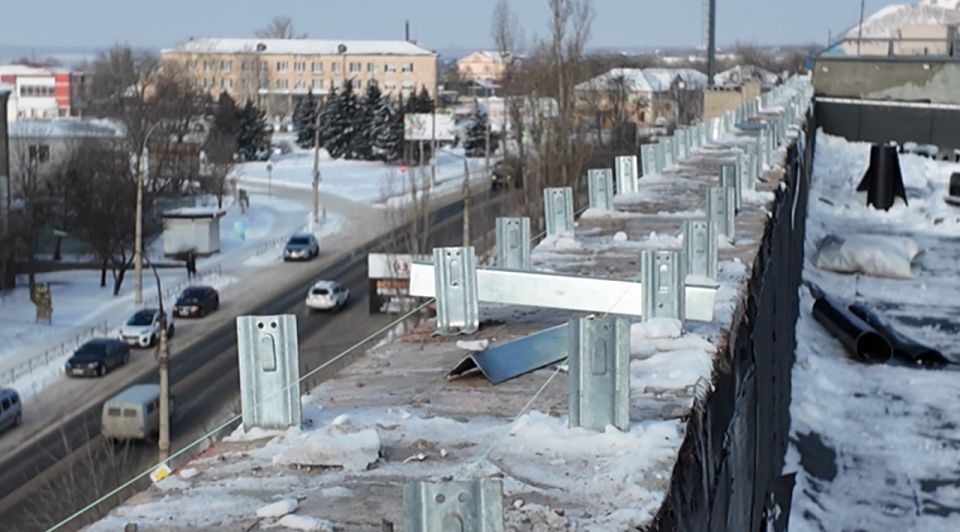 Специалисты строительной компании «СТИЛЛ» приводят в порядок кровлю на Петра Котова, 9. Уже завершена пайка гидроизоляции, завершается демонтаж «шатра», обшивают шахты Специалисты строительной компании «СТИЛЛ» приводят в порядок кровлю на Петра Котова, 9. Уже завершена пайка гидроизоляции, завершается демонтаж «шатра», обшивают шахты