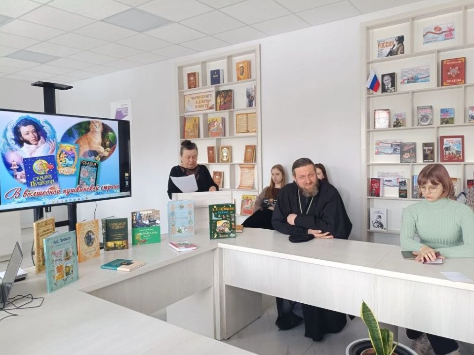 Сегодня в центральной библиотеке им. Г. Сковороды на базе культурно-просветительского центра русского языка «Русское слово» состоялось литературное мероприятие, посвящённое жизни и творчеству Пушкина Сегодня в центральной библиотеке им. Г. Сковороды на базе культурно-просветительского центра русского языка «Русское слово» состоялось литературное мероприятие, посвящённое жизни и творчеству Пушкина