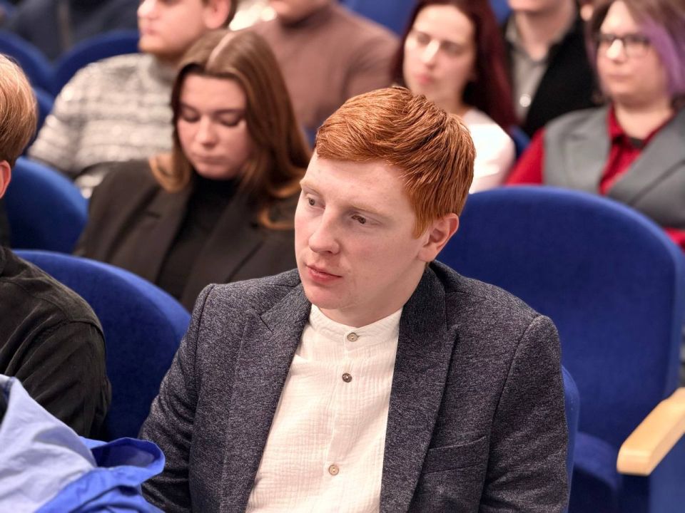 В Луганске единороссы провели открытый диалог о науке и образовании со студентами В Луганске единороссы провели открытый диалог о науке и образовании со студентами