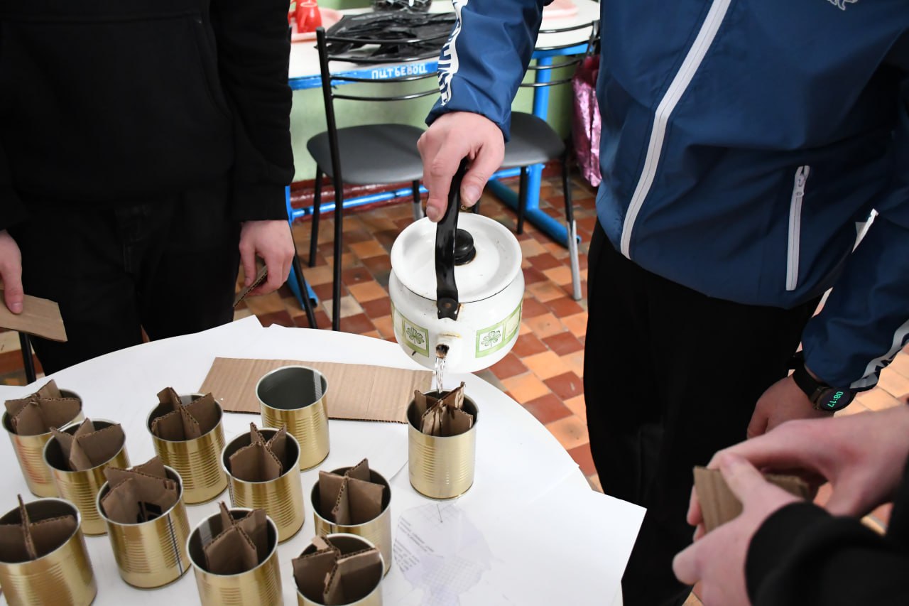 «Za Победу»: Первомайские единороссы и школьники продолжают изготавливать помощь для фронта «Za Победу»: Первомайские единороссы и школьники продолжают изготавливать помощь для фронта