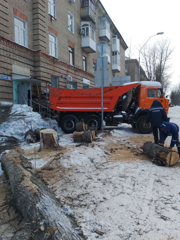 Еще одна аварийная бригада, но только шефа-региона Курганской области, АО СУЭНКО «Западные электрические сети», работает на Краснодонщине в рамках подписанного Соглашения о сотрудничестве между территориями Еще одна аварийная бригада, но только шефа-региона Курганской области, АО СУЭНКО «Западные электрические сети», работает на Краснодонщине в рамках подписанного Соглашения о сотрудничестве между территориями