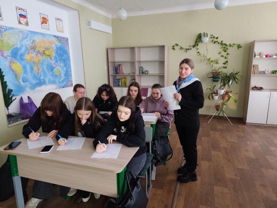 В Славяносербском районе состоялся марафон «Школа выпускника» В Славяносербском районе состоялся марафон «Школа выпускника»