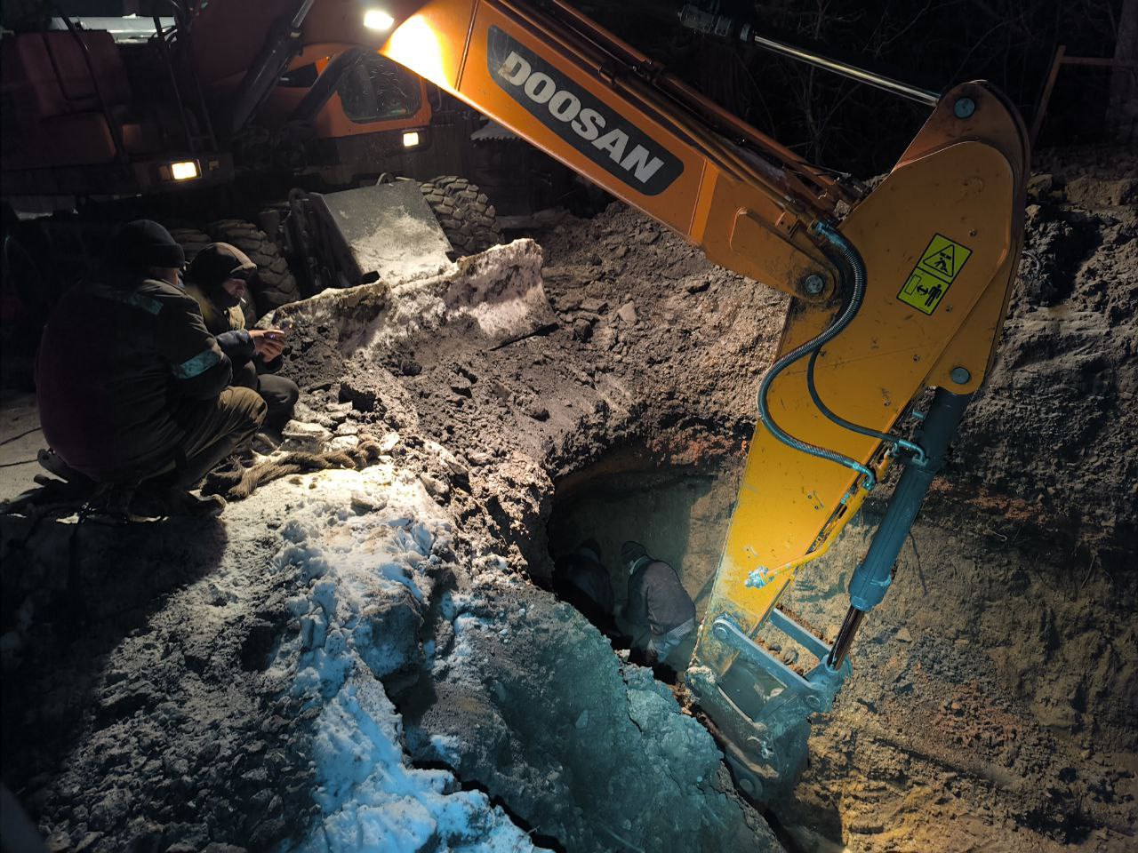 Сегодня в городе Суходольске на улице Карпинского ведутся аварийно-восстановительные работы