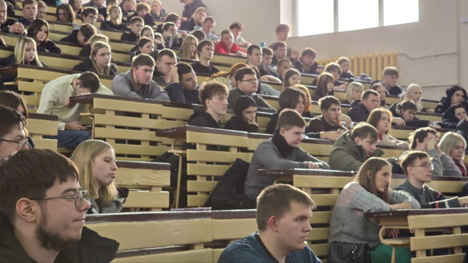 От статистики к судьбам: автоинспекторы Алчевска показали студентам обратную сторону ДТП От статистики к судьбам: автоинспекторы Алчевска показали студентам обратную сторону ДТП