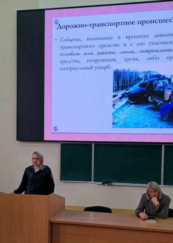 От статистики к судьбам: автоинспекторы Алчевска показали студентам обратную сторону ДТП От статистики к судьбам: автоинспекторы Алчевска показали студентам обратную сторону ДТП