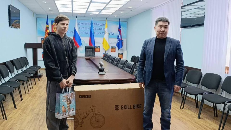 Минприроды Калмыкии исполнило новогоднюю мечту будущего строителя из Антрацита в рамках акции «Ёлка желаний» Минприроды Калмыкии исполнило новогоднюю мечту будущего строителя из Антрацита в рамках акции «Ёлка желаний»