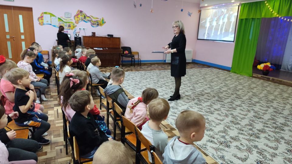 В преддверии Всемирного дня балета, который отмечается 7 февраля, в ГБДОУ ЛНР «Беловодский ясли – сад №3 «Родничок» музыкальный руководитель Щербак И.И. для воспитанников среднего и старшего дошкольного возраста провела... В преддверии Всемирного дня балета, который отмечается 7 февраля, в ГБДОУ ЛНР «Беловодский ясли – сад №3 «Родничок» музыкальный руководитель Щербак И.И. для воспитанников среднего и старшего дошкольного возраста провела...