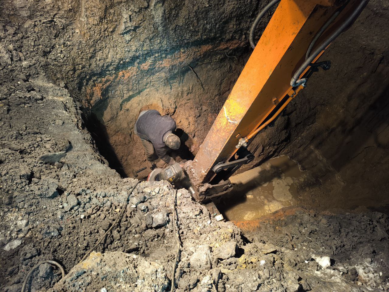 Сегодня в городе Суходольске на улице Карпинского ведутся аварийно-восстановительные работы Сегодня в городе Суходольске на улице Карпинского ведутся аварийно-восстановительные работы