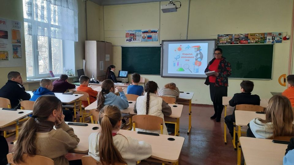 Сотрудники городского Дворца культуры провели для учеников 6-Б класса Рубежанской основной школы №3 презентацию «Науку двигают учёные, мечтой и знаньем окрылённые» Сотрудники городского Дворца культуры провели для учеников 6-Б класса Рубежанской основной школы №3 презентацию «Науку двигают учёные, мечтой и знаньем окрылённые»
