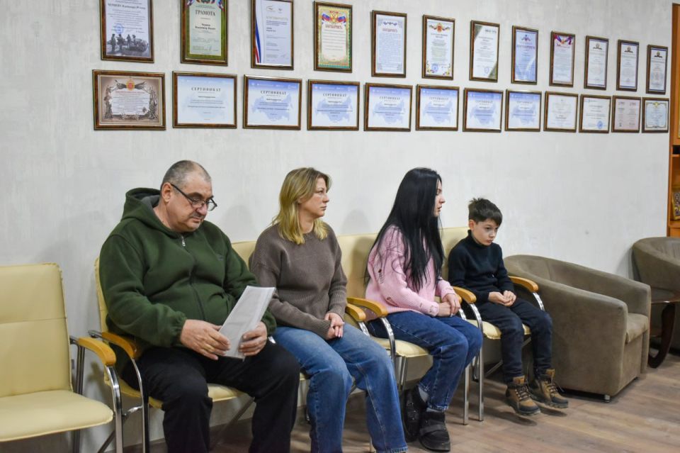 Глава Старобельского муниципального округа Владимир Чернев провёл встречу с семьями погибших участников Специальной военной операции Глава Старобельского муниципального округа Владимир Чернев провёл встречу с семьями погибших участников Специальной военной операции