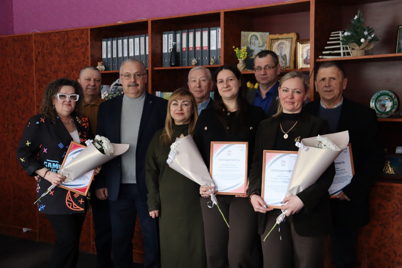 Антрацитовские единороссы тепло поздравили преподавателей АИГиТ с Днём российской науки