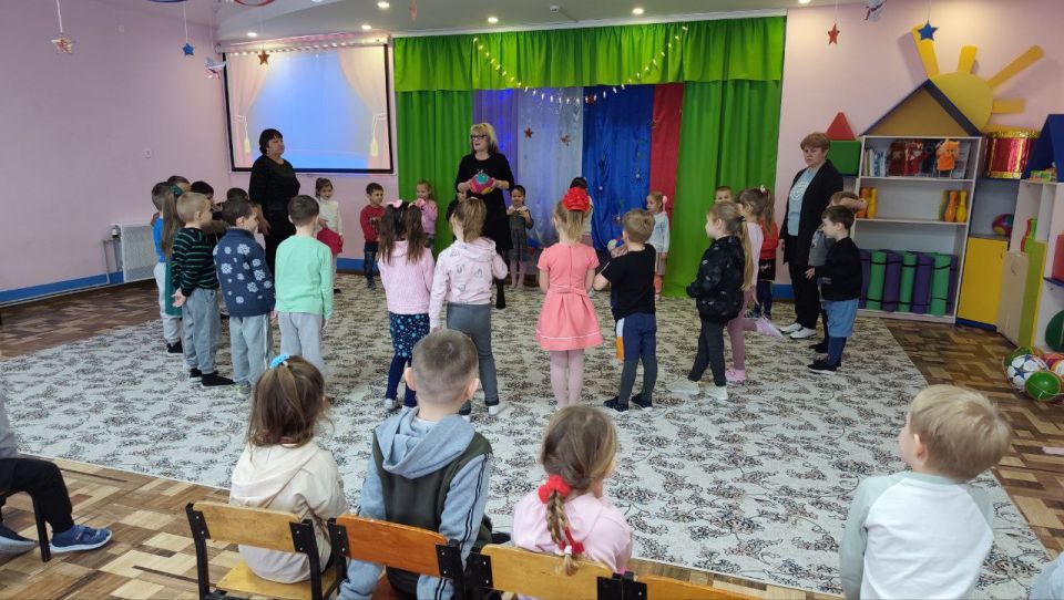 В преддверии Всемирного дня балета, который отмечается 7 февраля, в ГБДОУ ЛНР «Беловодский ясли – сад №3 «Родничок» музыкальный руководитель Щербак И.И. для воспитанников среднего и старшего дошкольного возраста провела... В преддверии Всемирного дня балета, который отмечается 7 февраля, в ГБДОУ ЛНР «Беловодский ясли – сад №3 «Родничок» музыкальный руководитель Щербак И.И. для воспитанников среднего и старшего дошкольного возраста провела...