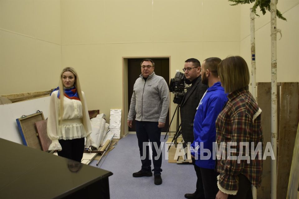 Единороссы проверили ход ремонтных работ в Марковском районном Доме культуры Единороссы проверили ход ремонтных работ в Марковском районном Доме культуры