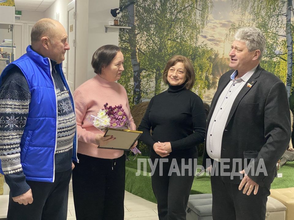 Меловские единороссы поздравили научного сотрудника местного краеведческого музея Меловские единороссы поздравили научного сотрудника местного краеведческого музея