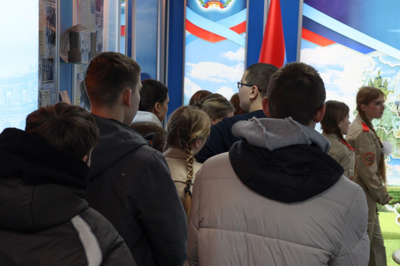 Сегодня школьники «Краснолучского учебно-воспитательного комплекса № 5 «Перспектива» имени Героя специальной военной операции М.В. Снитко» посетили музей УФСБ России по Луганской Народной Республике