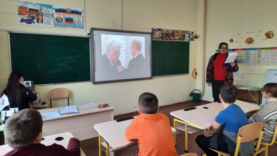 Сотрудники городского Дворца культуры провели для учеников 6-Б класса Рубежанской основной школы №3 презентацию «Науку двигают учёные, мечтой и знаньем окрылённые» Сотрудники городского Дворца культуры провели для учеников 6-Б класса Рубежанской основной школы №3 презентацию «Науку двигают учёные, мечтой и знаньем окрылённые»