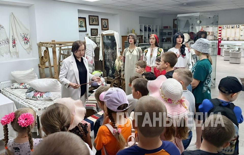 Меловские единороссы поздравили научного сотрудника местного краеведческого музея Меловские единороссы поздравили научного сотрудника местного краеведческого музея