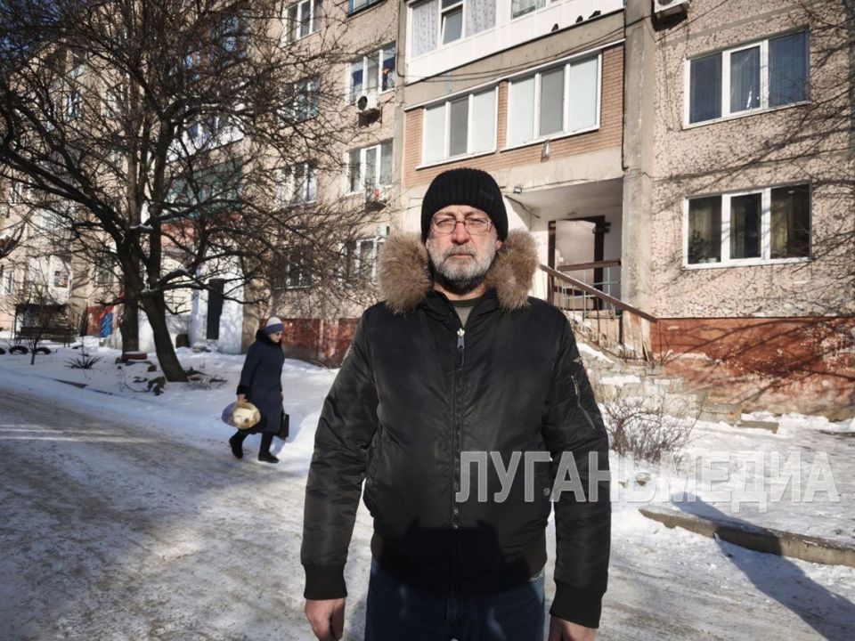 Специалисты Антрацитовского филиала Единой управляющей компании меняют трубы холодного водоснабжения в МКД города Специалисты Антрацитовского филиала Единой управляющей компании меняют трубы холодного водоснабжения в МКД города