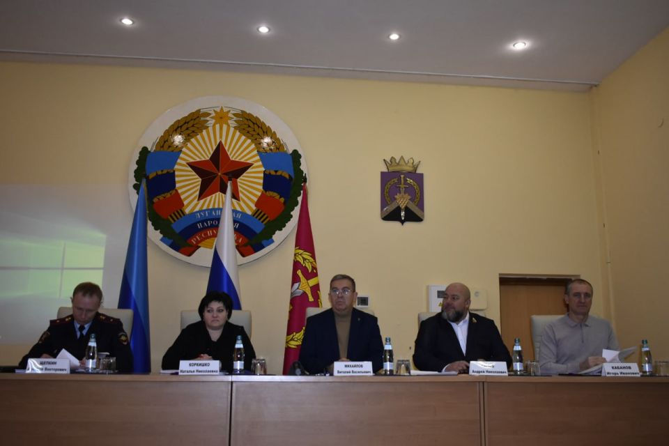 В Администрации Перевальского муниципального округа состоялось расширенное аппаратное совещание под руководством Главы муниципалитета Виталия Михайлова В Администрации Перевальского муниципального округа состоялось расширенное аппаратное совещание под руководством Главы муниципалитета Виталия Михайлова